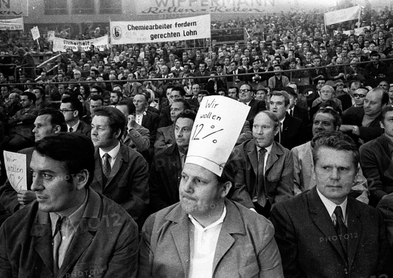 Rally of the Chemical, Paper and Ceramics Workers' Union in the collective bargaining dispute on 16.6.1971 in the sports hall in Cologne, Germany, Europe