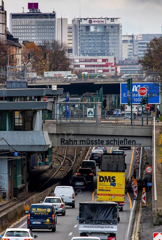 Motorway A40, Ruhrschnellweg, in Essen, route through the city centre, is affected by a possible diesel driving ban, Skyline, Essen, North Rhine-Westphalia, Germany, Europe