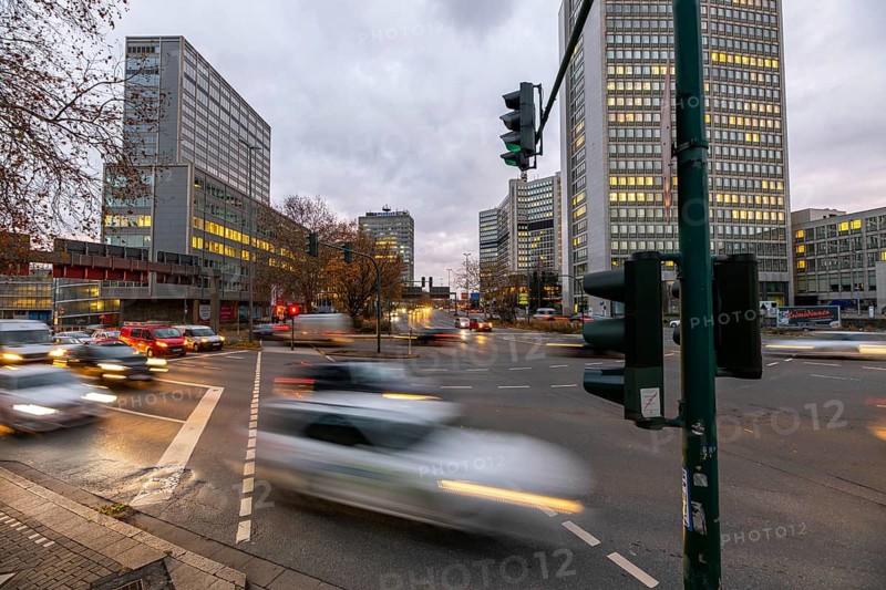 Evening city centre traffic in Essen, large intersection, Bismarck Platz, Hindenburg Strasse, Krupp Strasse, this area would also be affected by a diesel driving ban, below the intersection runs the A40 motorway, in the Ruhrschnellweg tunnel
