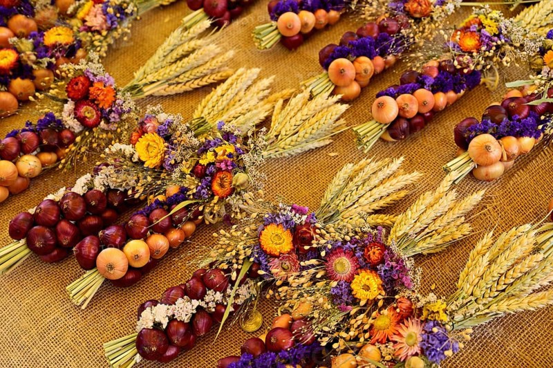 Market stall with onion plaits, traditional harvest jewellery, onion market, Bern, Canton of Bern, Switzerland, Europe