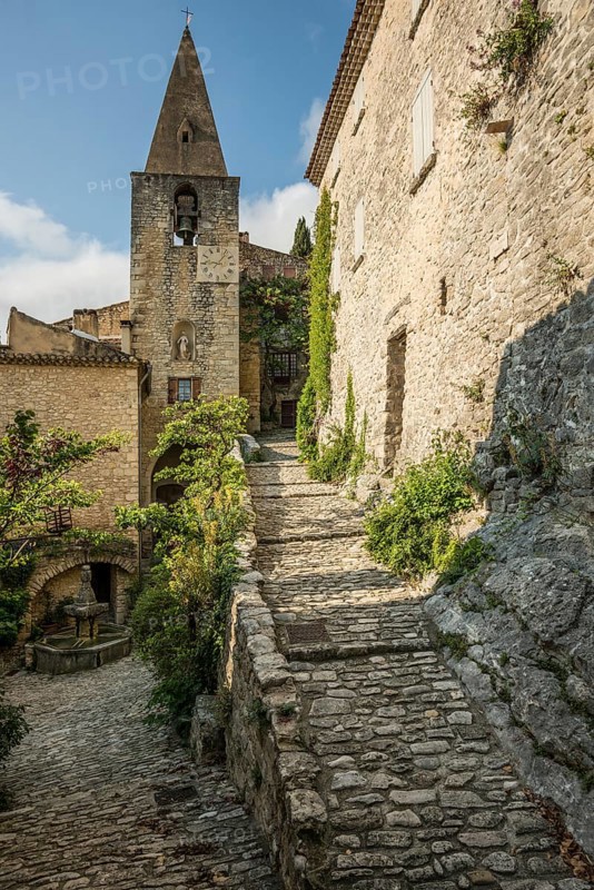 Medieval mountain village, Crestet, Vaucluse department, Provence, Provence-Alpes-Côte dAzur, France, Europe