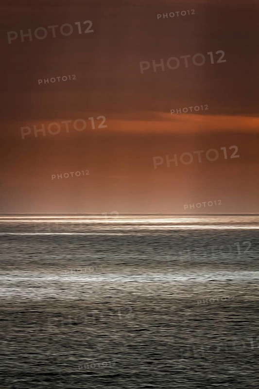 Sunbeams through cloud cover, sunlight glistening on the sea, evening sky, motion blur, illustration, background image