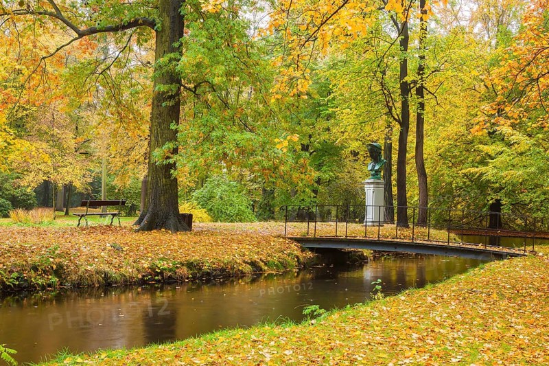 About 15 kilometres east of Dresden city centre, directly on the Elbe, lies Pillnitz Palace & Park, the most important chinoise palace complex in Europe. The extraordinary ensemble of architecture and garden art is harmoniously integrated into the river landscape of the Elbe valley in front of the vineyards