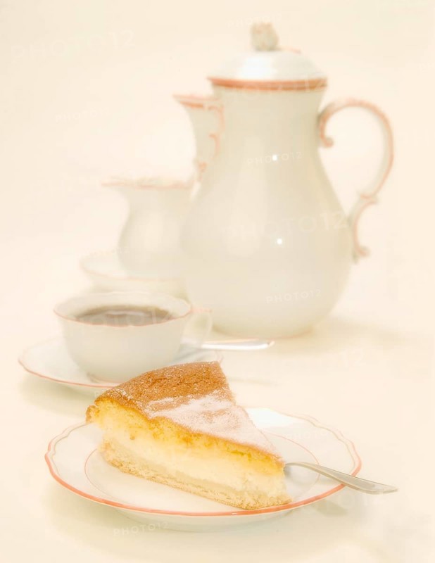 The Dresdner Eierschecke (a pastry with quark mixture) with a thick foamy mixture of sour cream (egg and vanilla sugar) is one of the typical Saxon specialities, and is of course served with a cup of coffee on Meissen porcelain