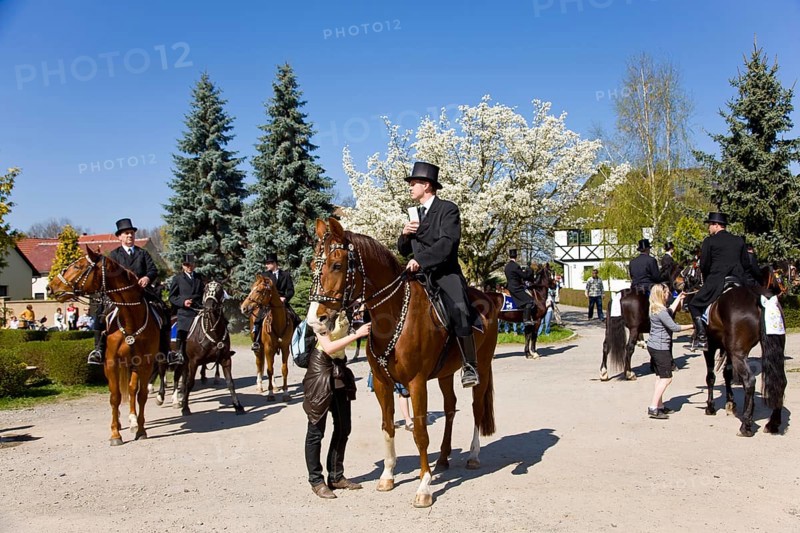 Every year at Easter there are about 5 processions in Lusatia, each with about 200 riders. The Catholic Church continues old Sorbian rites here. Thousands of spectators watch the impressive cavalcades