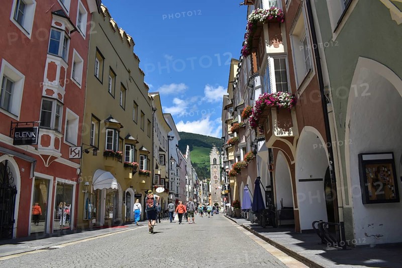 The historic old town and pedestrian zone of Sterzing with the Zwölferturm at the end, South Tyrol, Italy, Europe