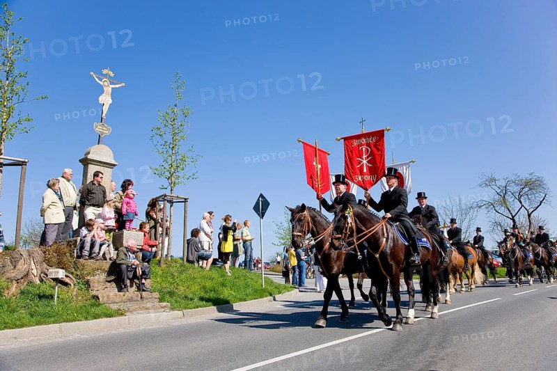 Every year at Easter there are about 5 processions in Lusatia, each with about 200 riders. The Catholic Church continues old Sorbian rites here. Thousands of spectators watch the impressive cavalcades