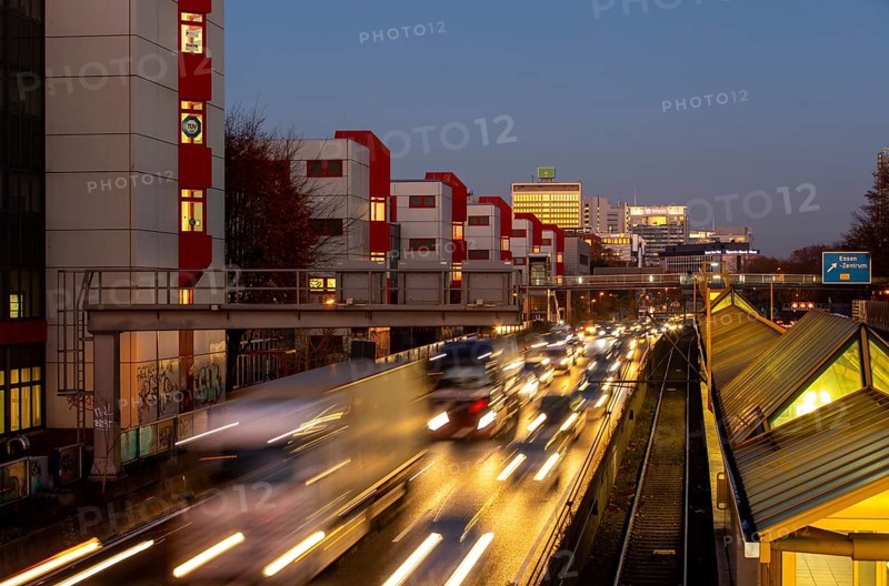 Motorway A40, Ruhrschnellweg, in Essen, route through the city centre, is affected by a possible diesel driving ban, Skyline, Essen, North Rhine-Westphalia, Germany, Europe