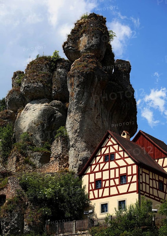 Felsburg and half-timbered house of the Franconian Switzerland Museum, former Judenhof, in Tüchersfeld in the Püttlach valley in Franconian Switzerland, Pottenstein, Bayreuth district, Upper Franconia, Bavaria, Germany, Europe