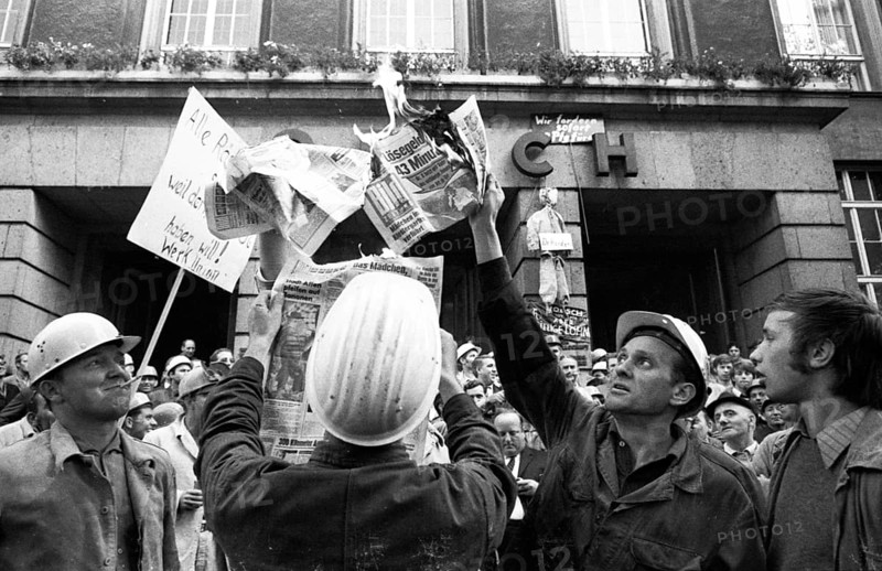 With a siege and temporary occupation of the Hoesch AG headquarters on 11.9.1969, spontaneous striking steelworkers opened a series of strikes in the coalfields.Strikers symbolically burn the Bild newspaper because of false and discriminatory reports, Germany, Europe