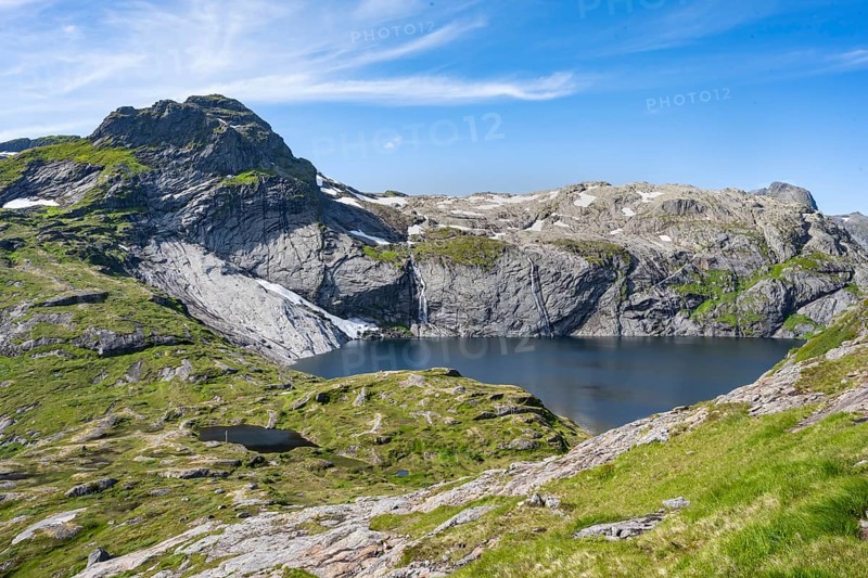 View of lake Fjerddalsvatnet and mountain landscape, hiking trail to Munkebu hut, Moskenesøya, Lofoten, Nordland, Norway, Europe