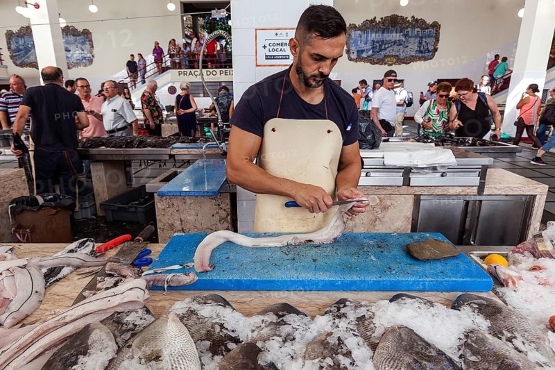 Black scabbardfish (Aphanopus carbo) being filleted, fish hall, fish market, market hall Mercado dos Lavradores, Funchal, Madeira Island, Portugal, Europe