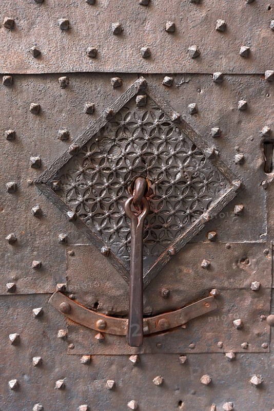 Old door knocker on the front door of the former Palazzo Pinelli Parodi in the historic centre, Piazza Pinelli no. 2, Genoa, Italy, Europe