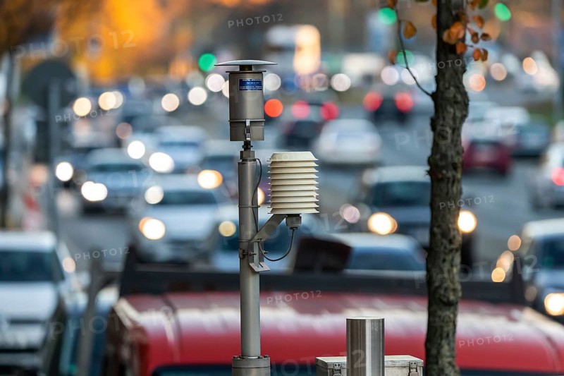 The Gladbecker Straße in Essen, B224, inner-city street in Essen heavily polluted by air pollution, part of a possible diesel driving ban zone in Essen, air measuring station, of the LANUV, State Office for Nature Environment and Consumer Protection North Rhine-Westphalia