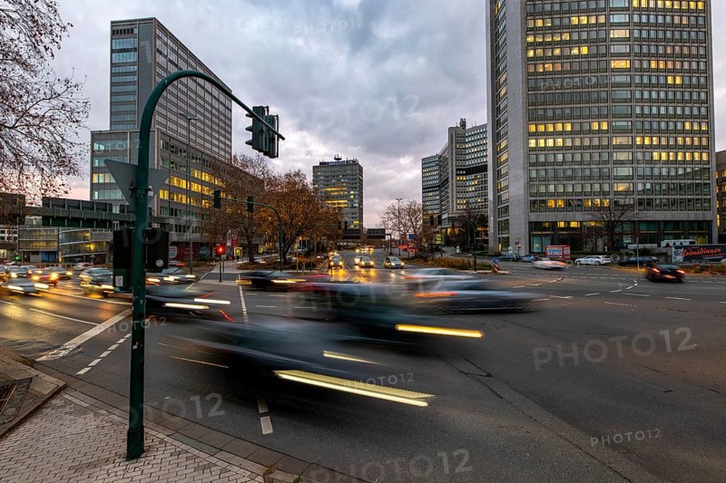 Evening city centre traffic in Essen, large intersection, Bismarck Platz, Hindenburg Strasse, Krupp Strasse, this area would also be affected by a diesel driving ban, below the intersection runs the A40 motorway, in the Ruhrschnellweg tunnel