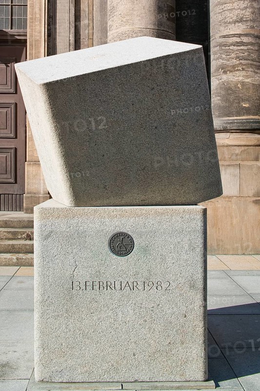 At the southern portal of the Kreuzkirche is a memorial commemorating the 1982 Peace Forum. It shows the date of 13 February 1982 and a bronze plaque with the symbol Swords to Ploughshares. You can read more about the events of 1982 here