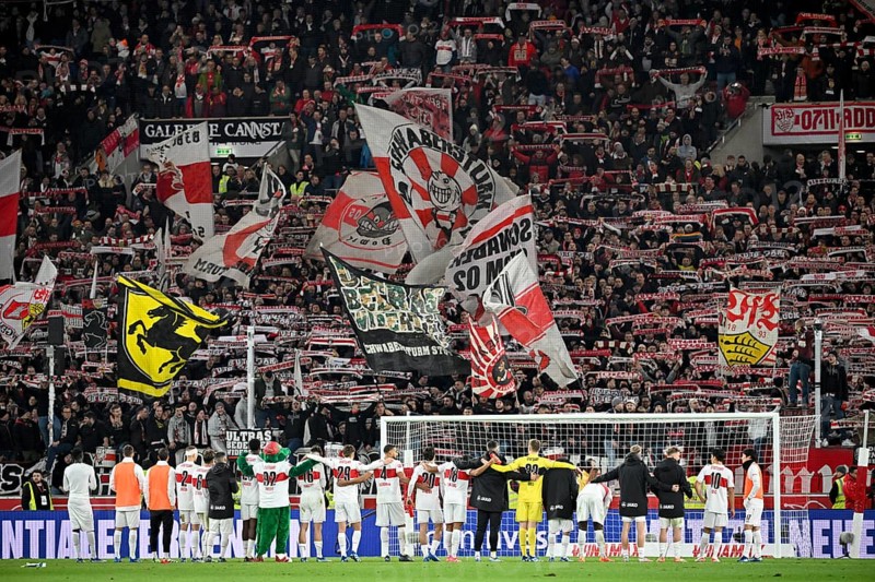 VfB Stuttgart players celebrate, Cannstatter Kurve, fan block, fans, fan block, flags, mood, atmospheric, MHPArena, MHP Arena Stuttgart, Baden-Württemberg, Germany, Europe