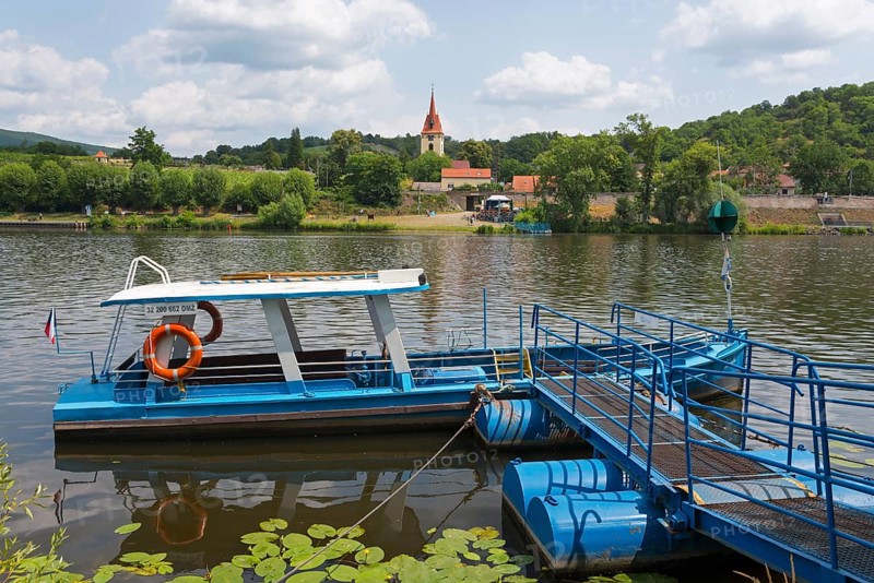 Ferry on the Elbe and view of Velké Žernoseky, Velke Zernoseky, Greater Chernosek, Litomerice, Ústecký kraj, Czech Republic, Europe