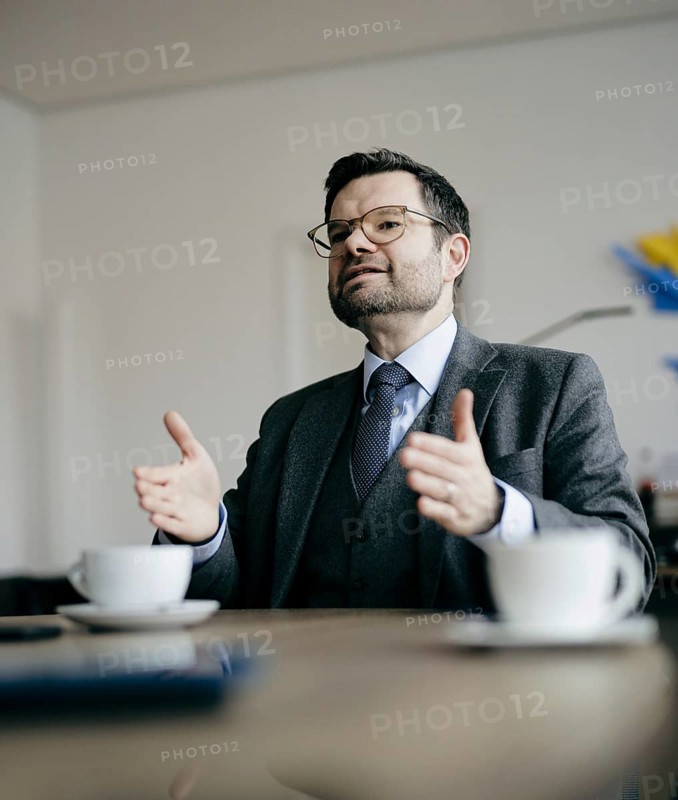 Marco Buschmann (FDP), Bundesminister der Justiz, aufgenommen im Rahmen eines Interview fue NBR in Berlin, 12.12.2023