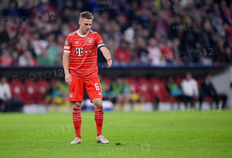 Joshua Kimmich FC Bayern Munich FCB (06) rants about hole in turf, Allianz Arena, Munich, Bavaria, Germany, Europe