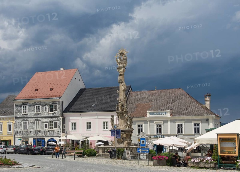 Plague column and sgraffito house on the town hall square, Weitra, Lower Austria, Austria, Europe
