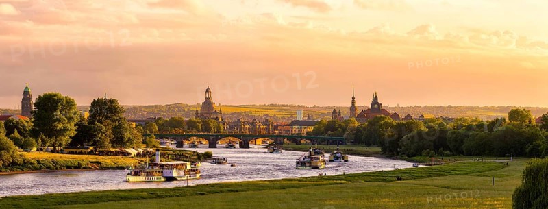 Since 1995, at the 25th International Dixieland Festival, steamers and saloon ships festively flagged over all tops have left the mooring bridges on the Terrassenufer. Since then, the RIVERBOAT SHUFFLE with the world's largest fleet of paddle steamers has been one of the highlights of the festival