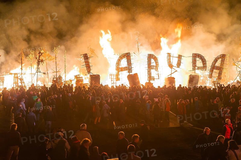 Grand finale of the travelling theatre festival on the Elbe meadows