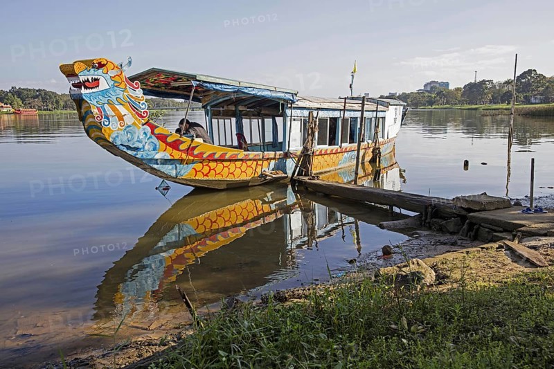 Colourful traditional Vietnamese dragon boat on the Perfume River near Hue, Th? a Thiên-Hu? Province, central Vietnam