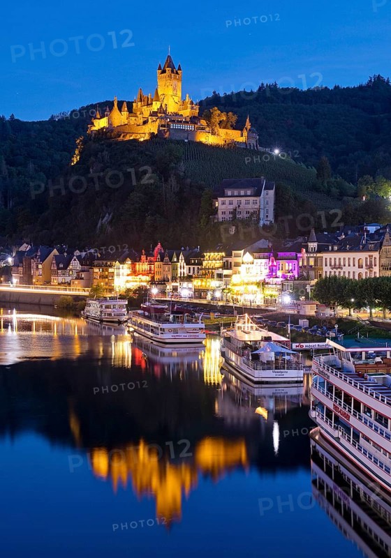 Town view of Cochem on the Moselle with Reichsburg Castle in the evening, Rhineland-Palatinate, Germany, Europe