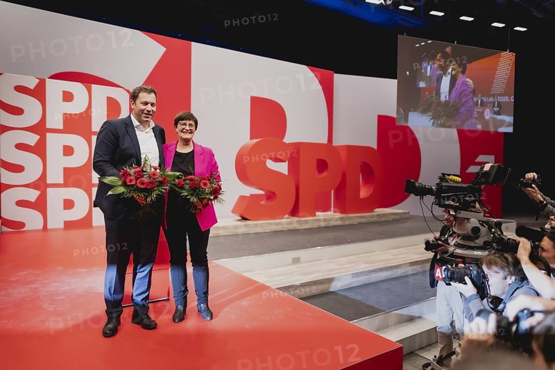 (L-R) Lars Klingbeil, SPD-Parteivorsitzender, und Saskia Esken, Bundesvorsitzender der SPD, aufgenommen unmittelbar nach der Wiederwahl der Parteivorsitzenden im Rahmen des Bundesparteitages der Sozialdemokratischen Partei Deutschland (SPD) in Berlin, 08