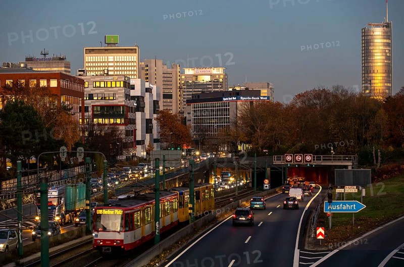 Motorway A40, Ruhrschnellweg, in Essen, route through the city centre, is affected by a possible diesel driving ban, Skyline, Essen, North Rhine-Westphalia, Germany, Europe