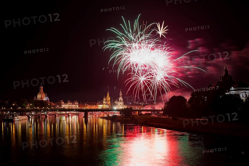 At the end of the city festival in Dresden, there was a big fireworks display over the old town centre. Breathtaking firework figures enchanted the night sky above the city