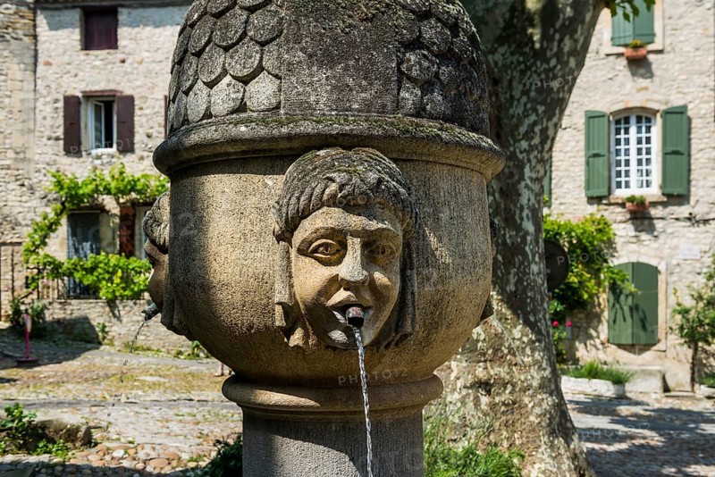 Fountain in the old town centre, Vaison-la-Romaine, Département Vaucluse, Provence, Provence-Alpes-Côte dAzur, France, Europe