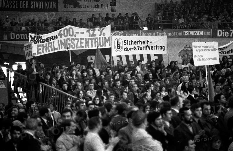 Rally of the Chemical, Paper and Ceramics Workers' Union in the collective bargaining dispute on 16.6.1971 in the sports hall in Cologne, Germany, Europe