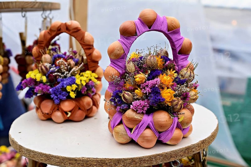 Market stall with onion plaits, traditional harvest jewellery, onion market, Bern, Canton of Bern, Switzerland, Europe