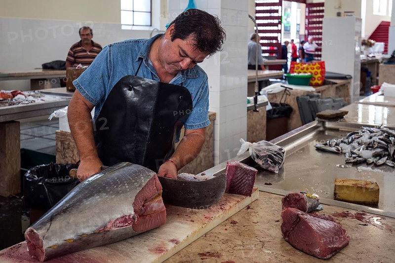 Tuna being cut up, fish hall, fish market, market hall Mercado dos Lavradores, Funchal, Madeira Island, Portugal, Europe