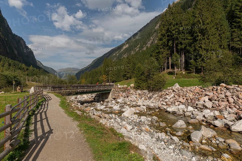 Wooden bridge, hiking trail along the Stillup stream, hiker, Stilluptal, Stillupgrund, Mayrhofen, Zillertal Alps High Mountain nature park Park, Tyrol, Austria, Europe