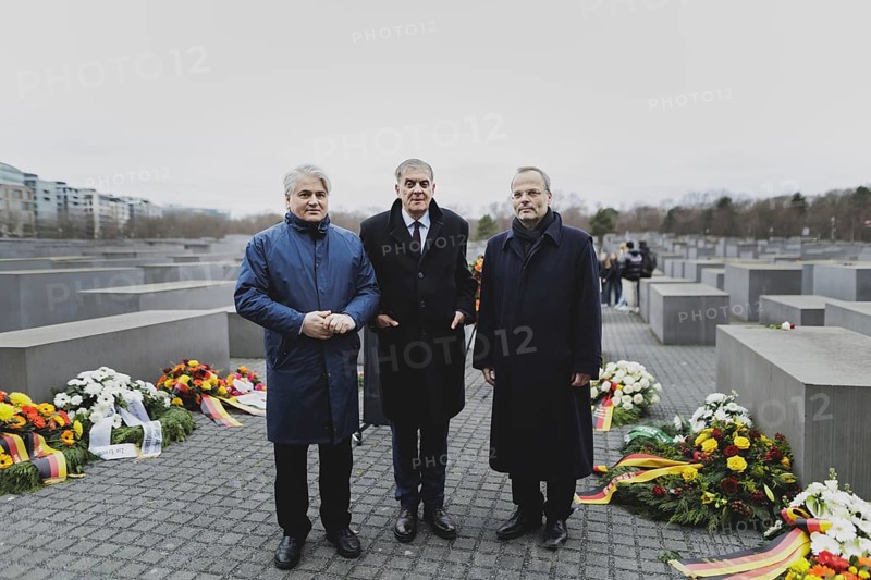 (L-R) Mehmet Daimagueler, Commissioner against Antiziganism in Germany, Romani Rose, Chairman of the Central Council of German Sinti and Roma, and Felix Klein, Federal Government Commissioner for Jewish Life in Germany and the Fight against Antisemitism, photographed during the commemoration ceremony at the Memorial to the Murdered Jews of Europe in Berlin, 31 January 2024 / Photographed on behalf of the Federal Ministry for Women, Senior Citizens, Family and Youth