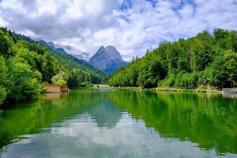 Riessersee near Garmsch-Partenkirchen in front of the Waxensteinen, Upper Bavaria, Bavaria, Germany, Europe