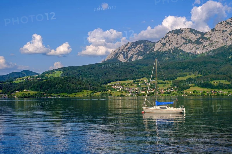 Sailing ship on the western shore, near Buchenort, Attersee with Höllengebirge, Salzkammergut, Upper Austria, Austria, Europe