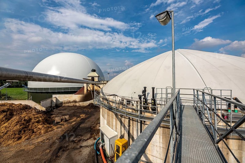 Biogas plant, gas storage, with dome, use of solid manure as energy source, gas pipelines, on a farm near Lippling, close to Delbrück in East Westphalia, in the district of Paderborn, 1.5 megawatts of electrical power, production of district heating for homes in the region, North Rhine-Westphalia, Germany, Europe