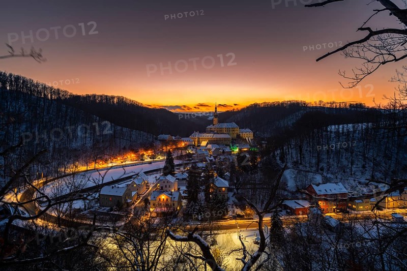 Winter evening in the Müglitz valley, impressively illuminated Weesenstein Castle at the blue hour, Weesenstein, Saxony, Germany, Europe