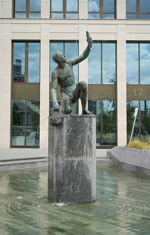 Fischerbrunnen, Stefan-Heym-Platz, Frankfurter Allee / Möllendorffstraße, Lichtenberg, Berlin, Germany, Europe