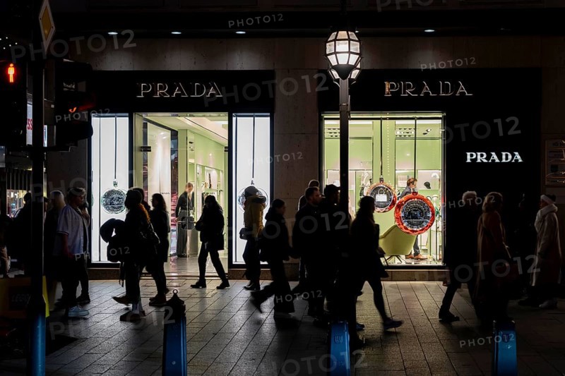 Christmas shopping on Königsallee, Christmas lights, luxury shops, Prada, in the city centre of Düsseldorf, North Rhine-Westphalia, Germany, Europe