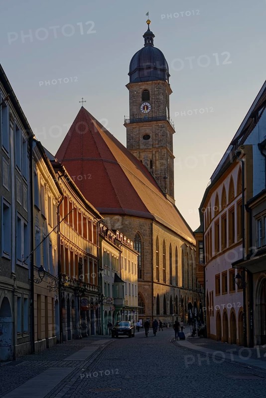 The setting sun colours the sky above an old town church Basilica of St. Martin, Rathausgasse, Amberg, Upper Palatinate, Bavaria, Germany, Europe