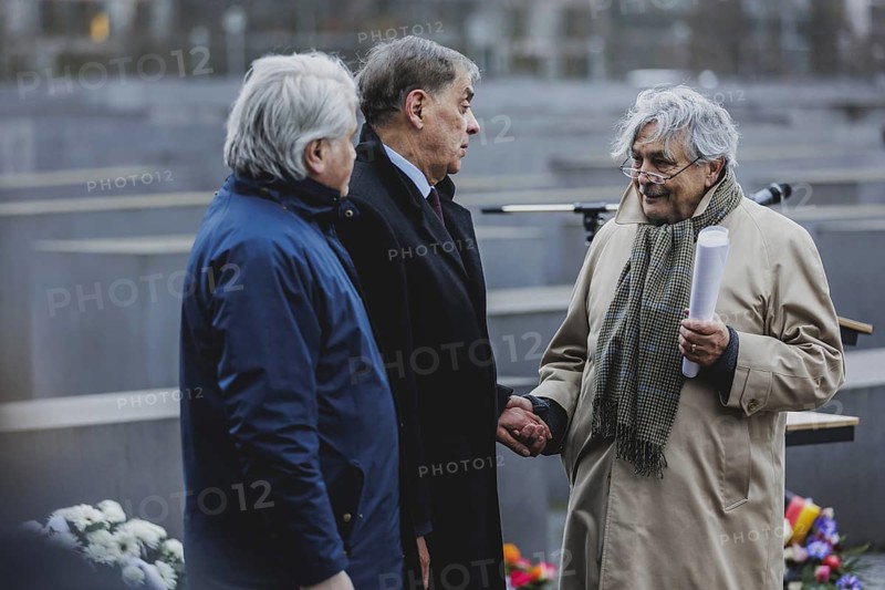 (R-L) Christian Pfeil, contemporary witness and Holocaust survivor, Romani Rose, Chairman of the Central Council of German Sinti and Roma, and Mehmet Daimagueler, Commissioner against Antiziganism in Germany, photographed during the commemoration ceremony at the Memorial to the Murdered Jews of Europe in Berlin, 31 January 2024 / Photographed on behalf of the Federal Ministry for Women, Senior Citizens, Family and Youth