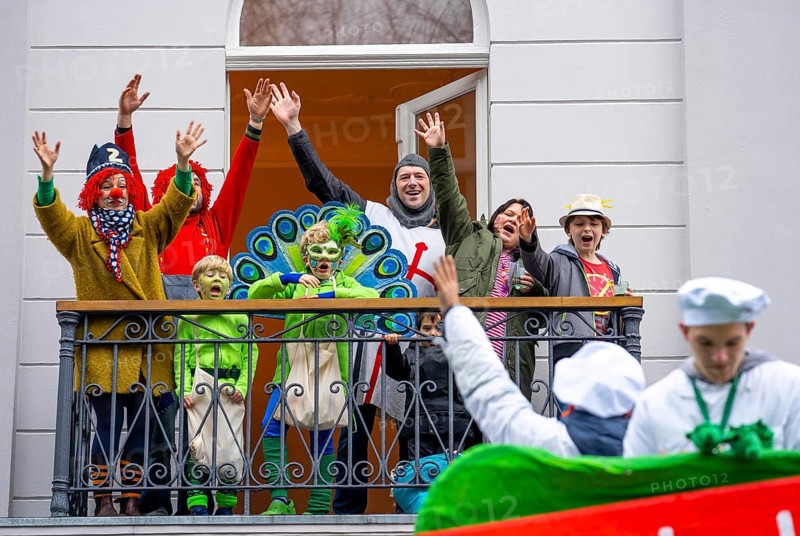 Rose Monday parade in Düsseldorf, street carnival, residents celebrate on the balcony in the old town centre