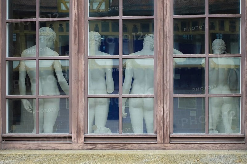 From behind sculptures, male figures, cast collection in the window from the outside, plaster casts, Institute of Classical Archaeology, mullioned window, Hohentübingen Castle, Museum of the University of Tübingen MUT, higher education institution, historical building, place of learning, Renaissance complex built in the 16th century, in the castle courtyard, Eberhard Karls University of Tübingen, Tübingen, Baden-Württemberg, Germany, Europe