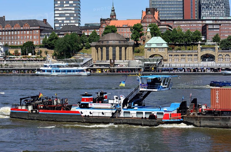Europe, Germany, Hanseatic City of Hamburg, St. Pauli, Landungsbrücken, Elbe, view across the Elbe to the skyline, dome of the Old Elbe Tunnel, pushed convoy, Europe