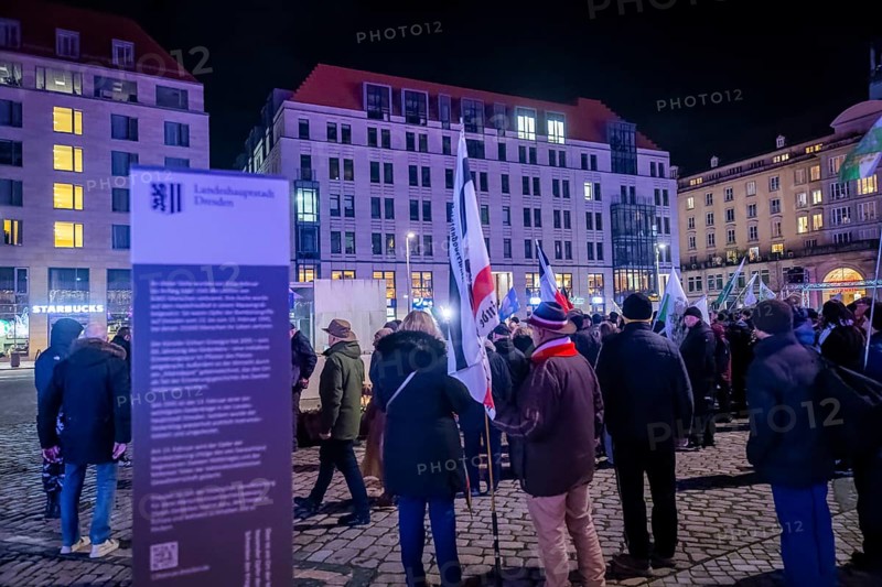 To mark 13 February and the destruction of Dresden in the Second World War, the small right-wing extremist party Freie Sachsen organised a demonstration and marched through the centre of Dresden in front of the Church of Our Lady with revanchist and fantasy flags and loudspeakers. They distorted historical facts, voiced conspiracy theories and shouted slogans that jeopardised the rule of law, Dresden, Saxony, Germany, Europe